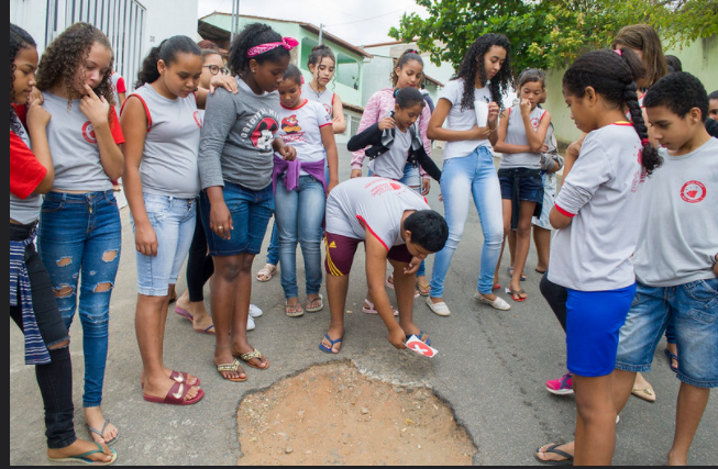 Intervenção Brincando de Garota Reparo 02.png